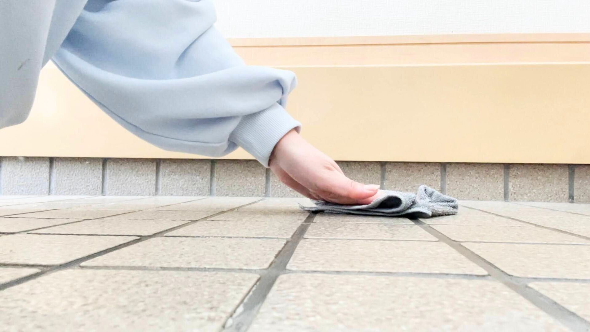 水を流さず楽々キレイ！玄関タイルの掃除テクニック