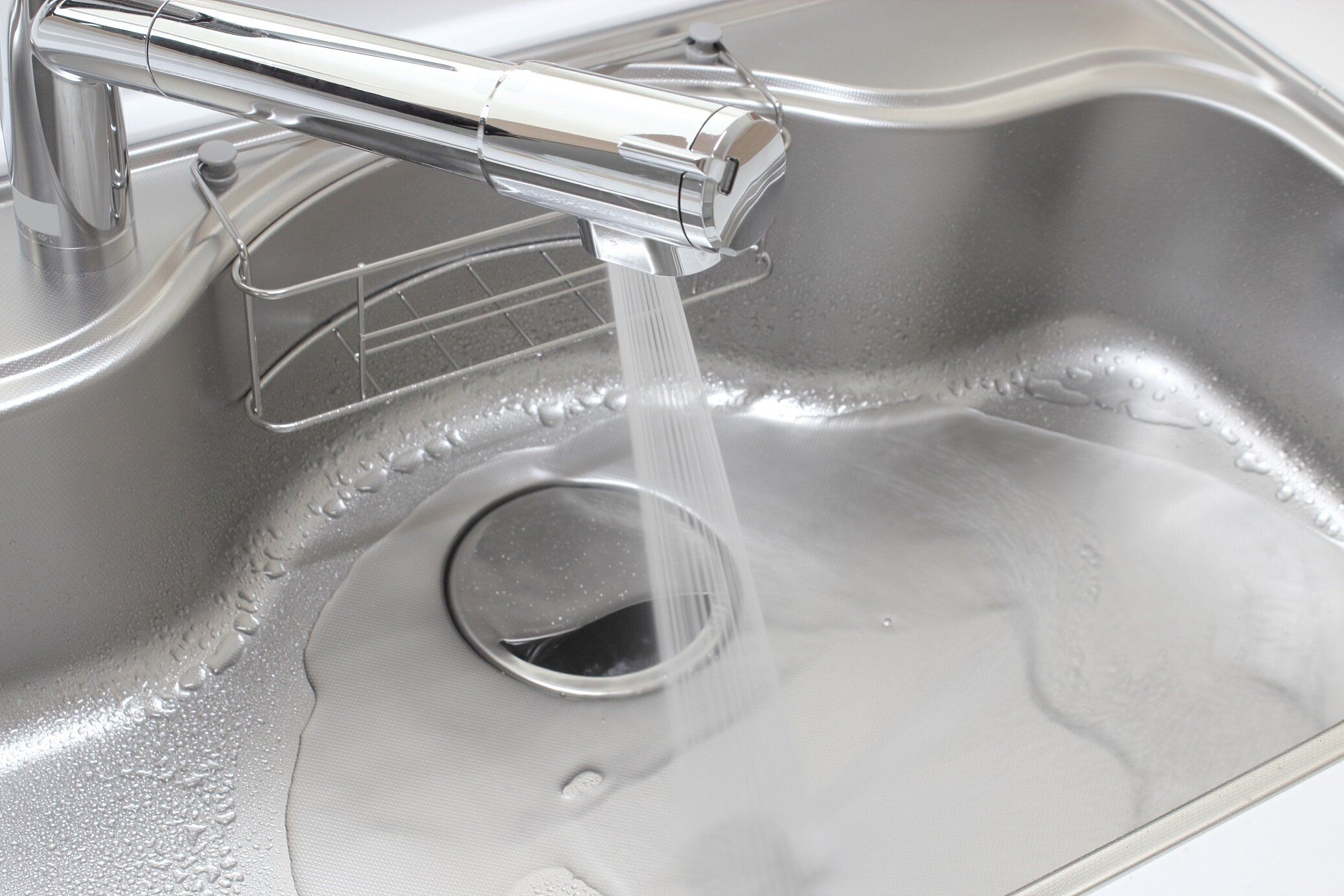 1カ月以上放置するとヤバいことに…キッチンのシンク掃除はどれくらいサボっても大丈夫なの？