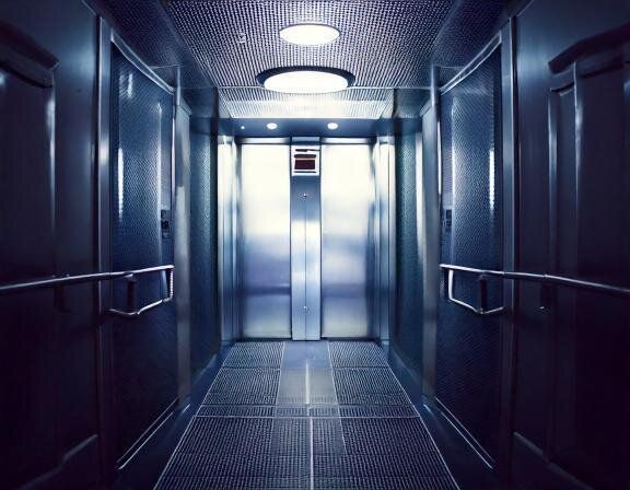 【夢占い】エレベーターで上がる夢の意味とは？シチュエーション・人別に徹底解説！