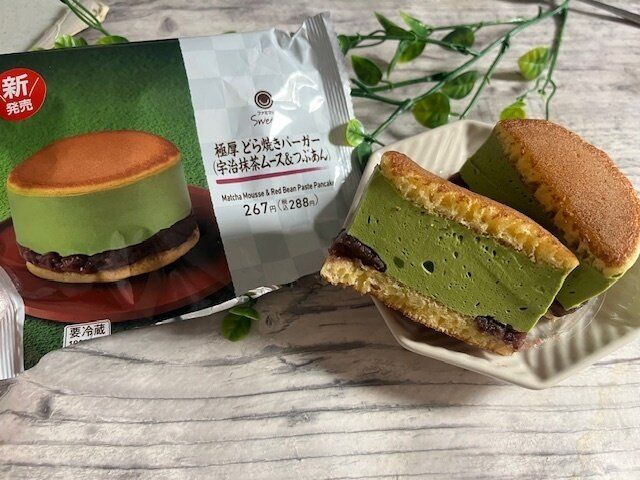 【ファミマ】インパクトありすぎる！！衝撃的な厚さで驚きの極厚どら焼きバーガー