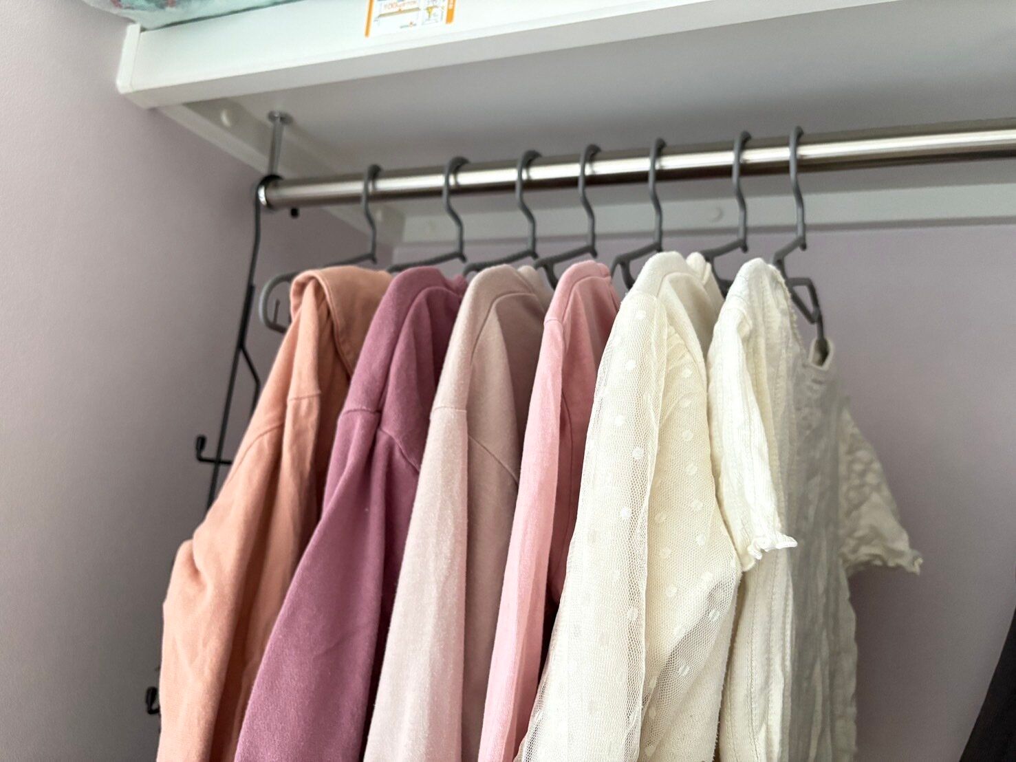 吊り下げるだけで収納力アップ！衣類は「掛ける収納」がおすすめ
