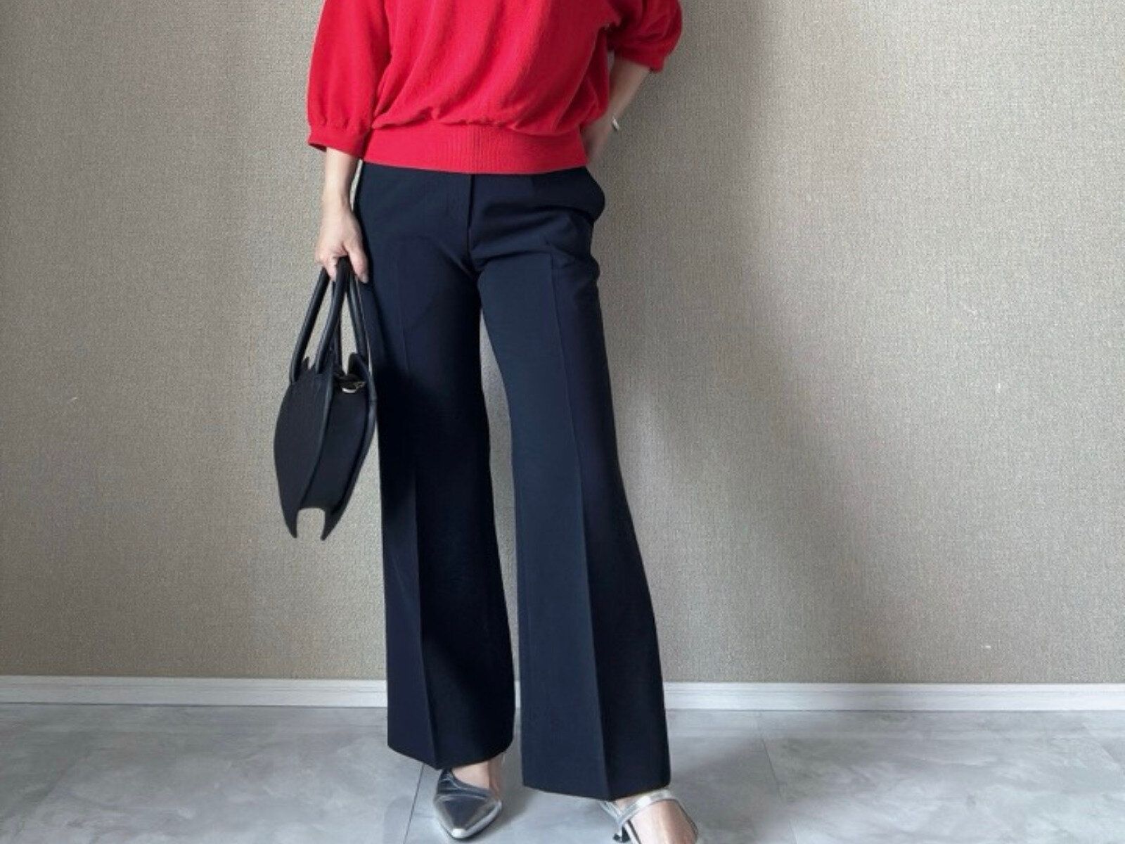 え、穿くだけでいいの？ユニクロの“神パンツ”で即・脚長が叶うスマートフレアパンツ