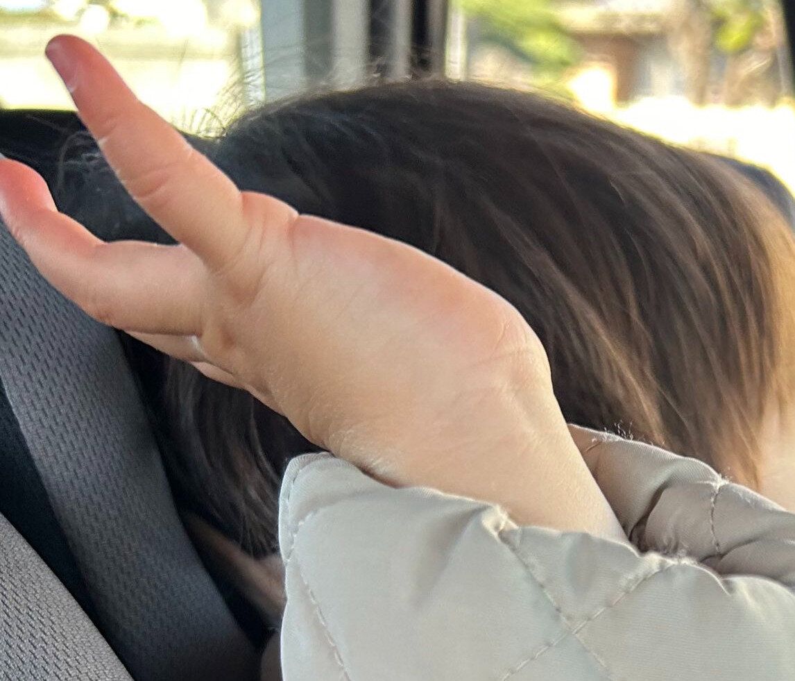 ふてくされていても名前を呼ぶと素直に反応する1歳児が可愛すぎると話題に。娘さんの純粋さに5.5千件のいいね