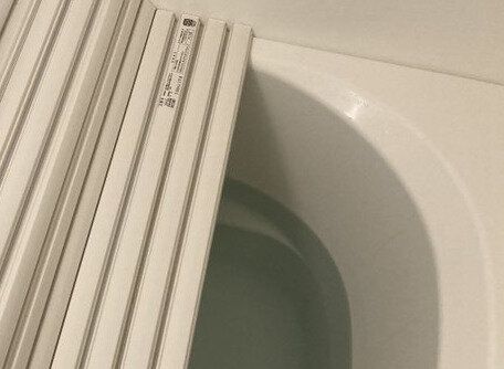 「猫が人に入ることを許した入浴スペース」敷物にしているタオルの位置をずらすも、飼い主が敗北を感じた理由とは？