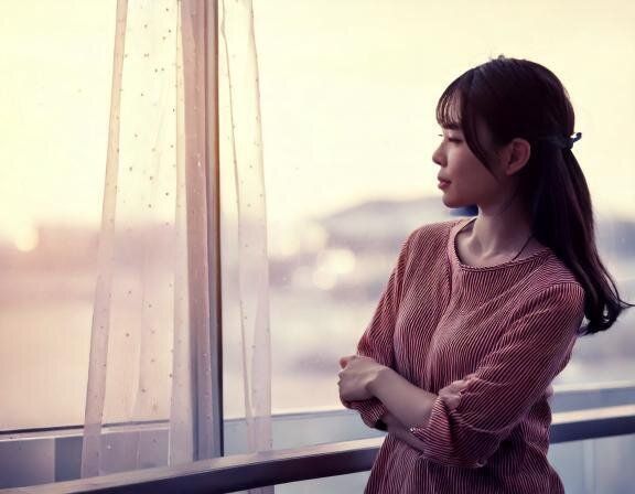 【夢占い】窓の外に知らない人がいる夢の意味とは？状況・心理・運勢別に解説！