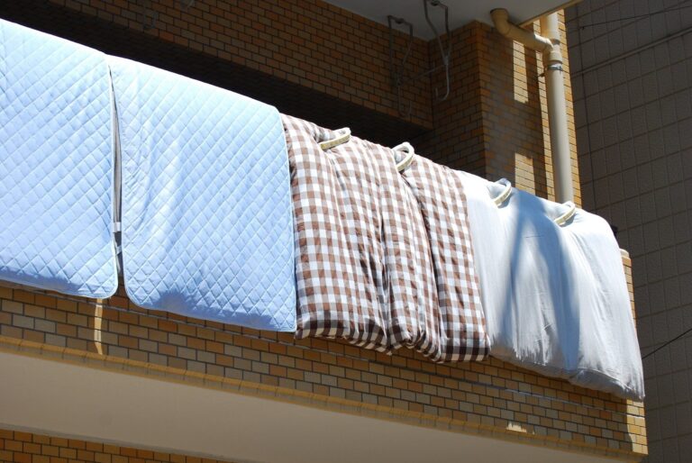 布団の「天日干し」でよくやるアレ、じつは逆効果だった!?