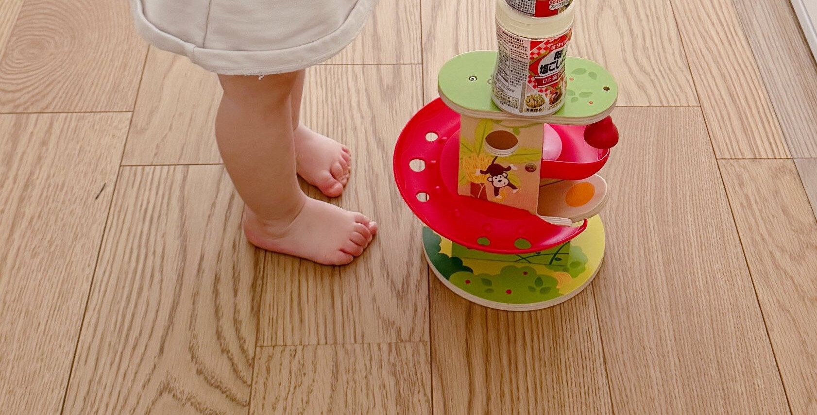 調味料を積むのが大好きな1歳娘。器用に積み上げるその姿に「すげ〜」「上手」と驚きの声集まる