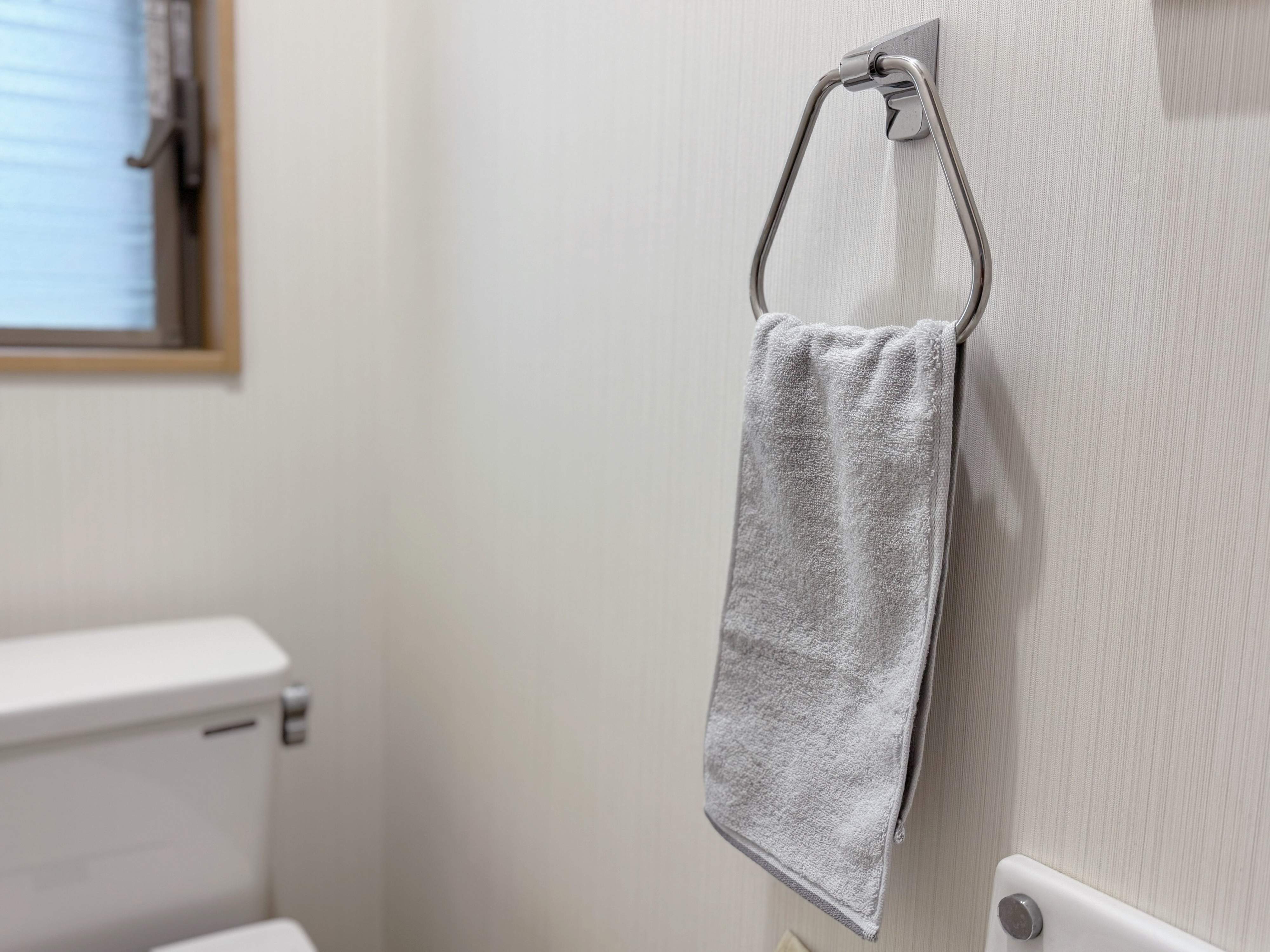 フェイスタオルはタオルバーにかけないで！折らずに掛けられるタオルが超便利！