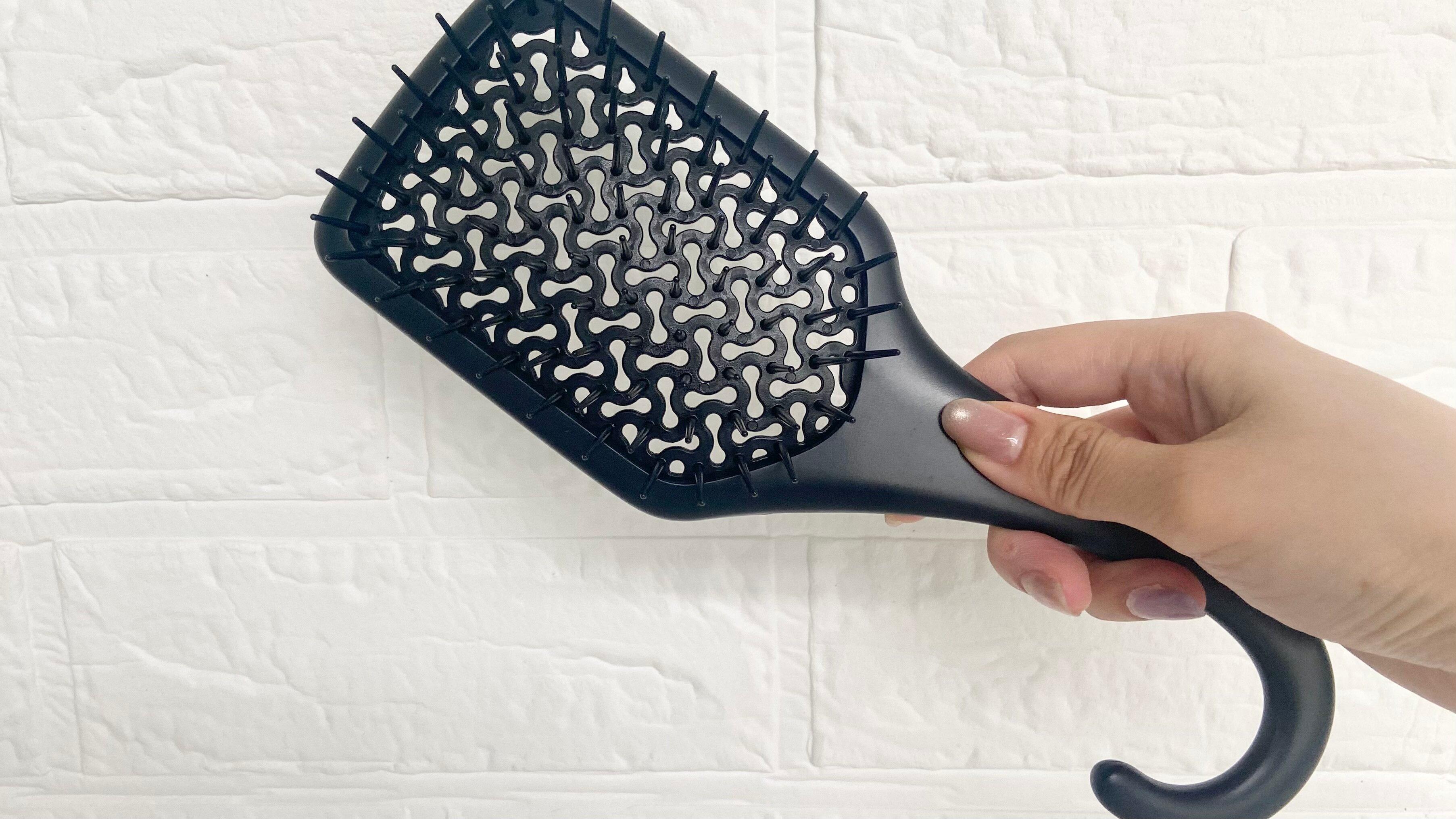 「かけられる」だけでこんなに便利！ダイソーの220円ブラシが最高です