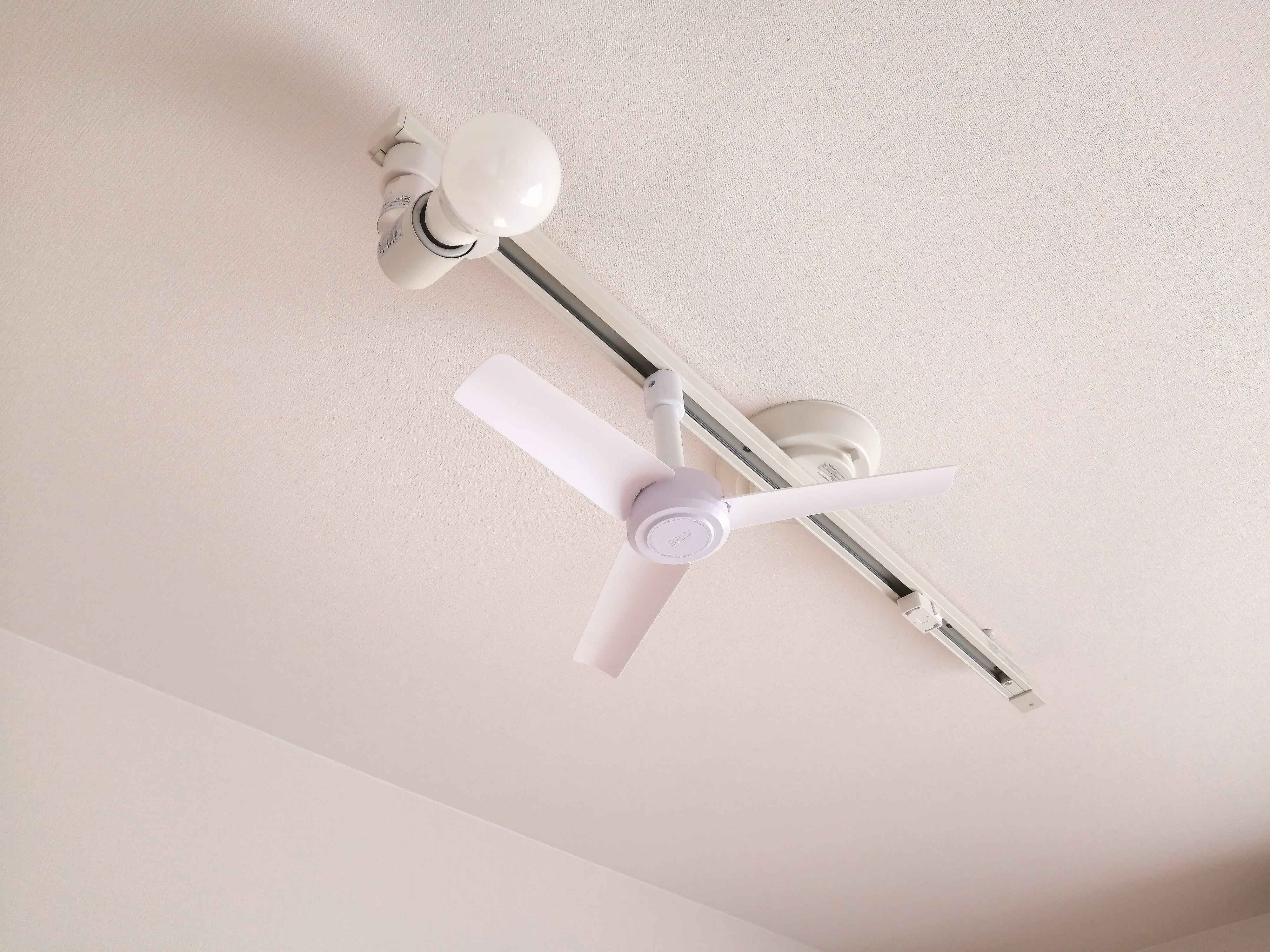 【節電】ダクトレールに付けられるシーリングファンで、エアコン効率を上げよう