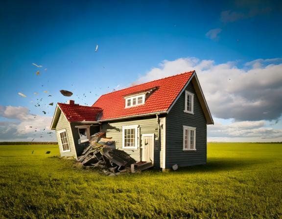 【夢占い】家が壊れる夢の意味は？原因別、状況別に徹底解説！