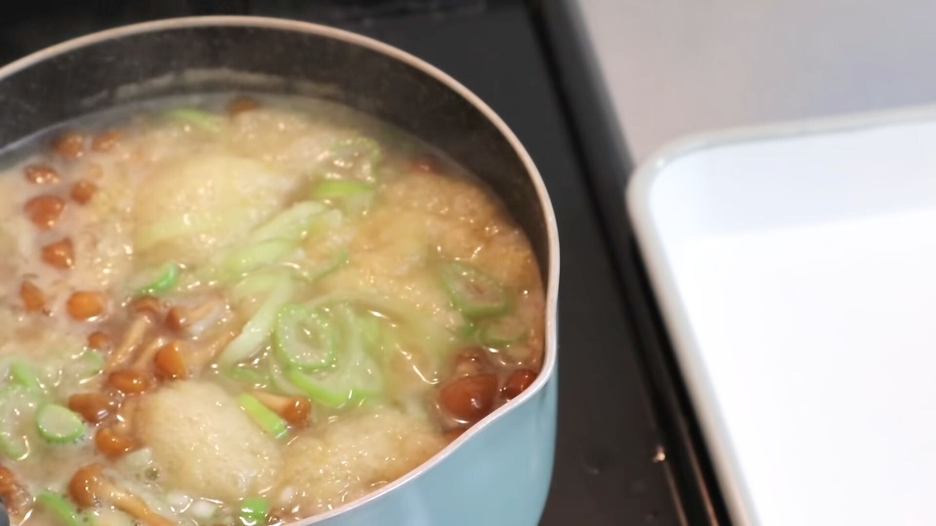 普段のみそ汁に入れるだけ！健康効果が期待できるおすすめ食材3選