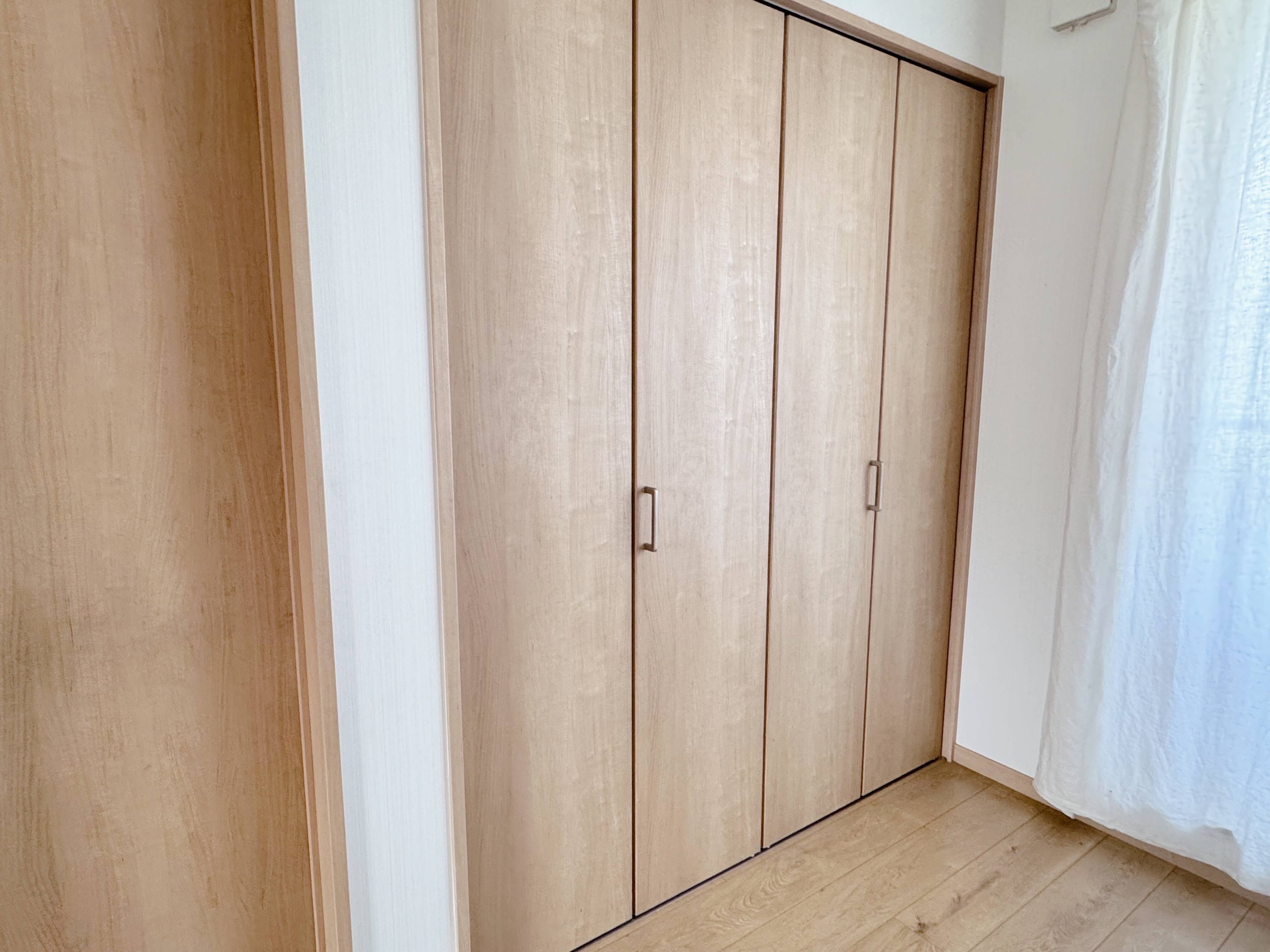 整理収納アドバイザーが伝授！クローゼットをすっきりさせるために最初に捨てるべき意外なものとは？