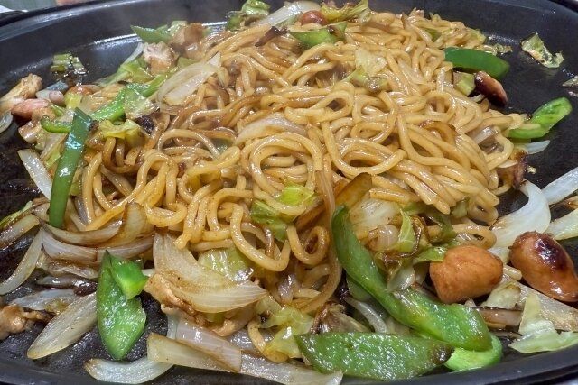 水→普段使っている調味料に変えるだけ！ひと手間でいつもの焼きそばが劇的においしくなる方法