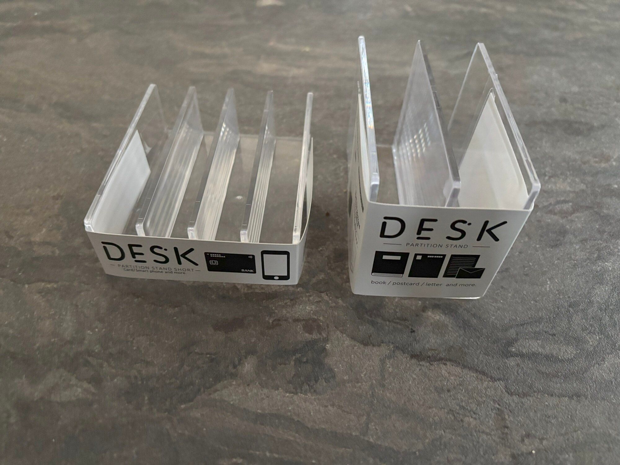 【セリア】ケーブル、タブレットなど置き場所に困るアイテムを一発解決！2種類の「仕切りスタンド」でごちゃつきがちなポイントのスッキリが叶う