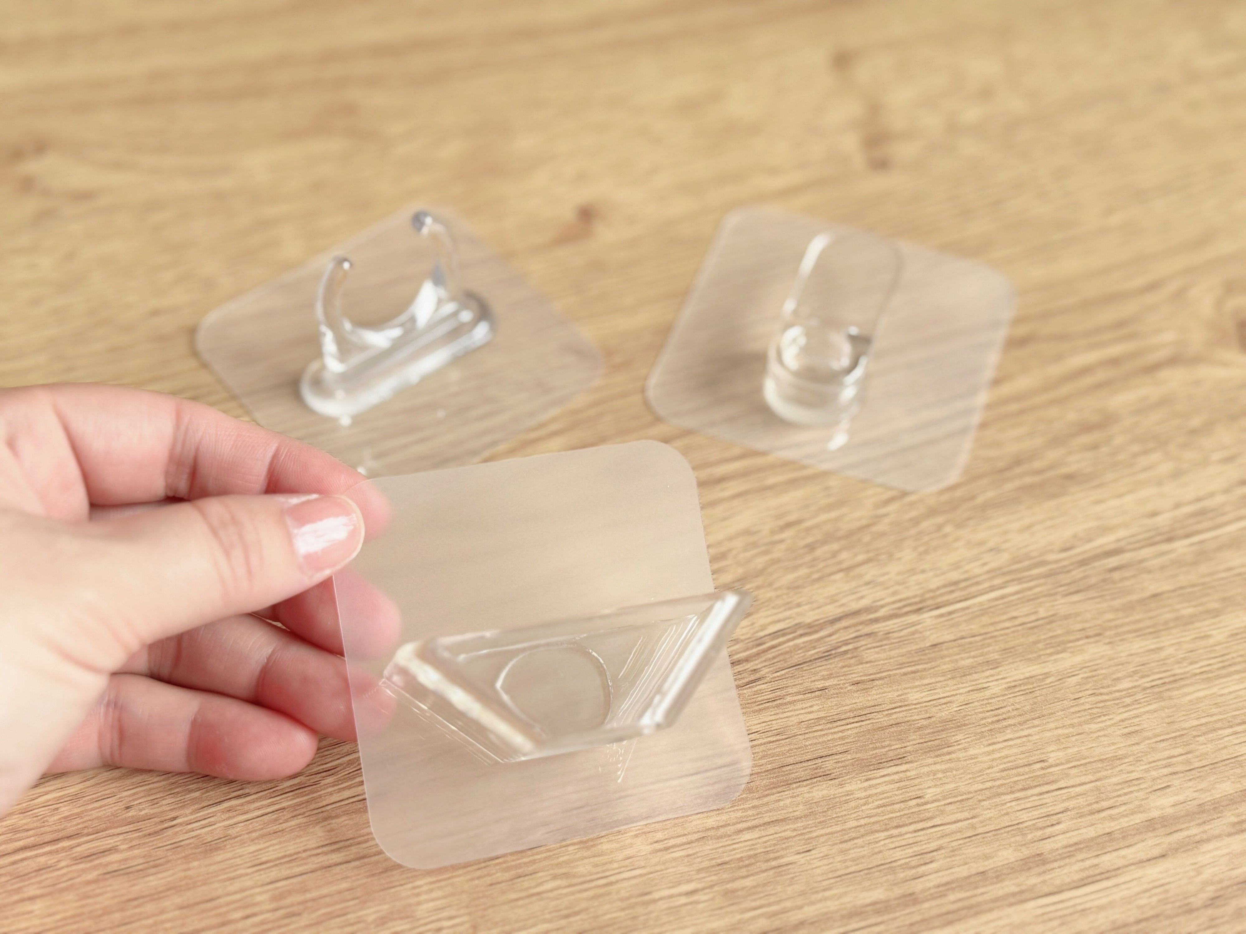 セリアのおすすめ「何度でも貼ってはがせる」シリーズ3選！「水回りがすっきり整う！」「プロが3年以上愛用」