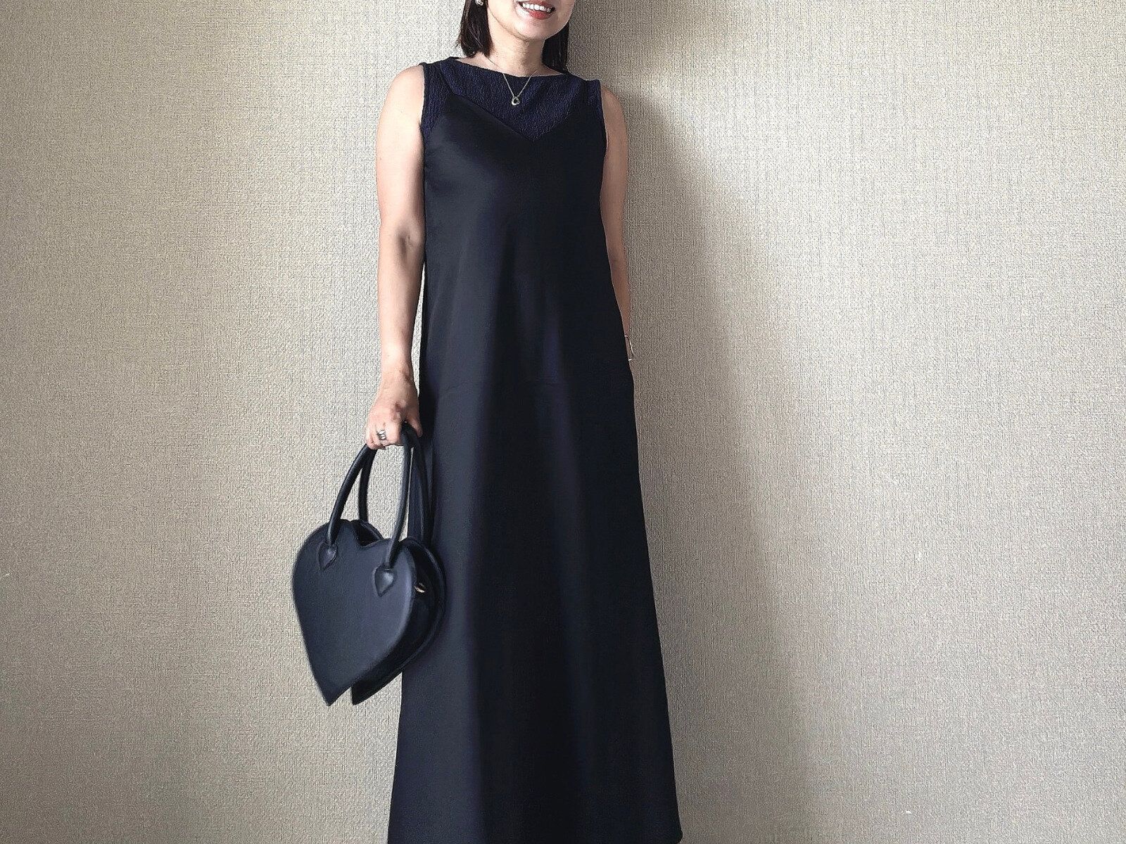 【ユニクロ】だから着痩せして見えるのか！話題のサテンワンピが細見えします！