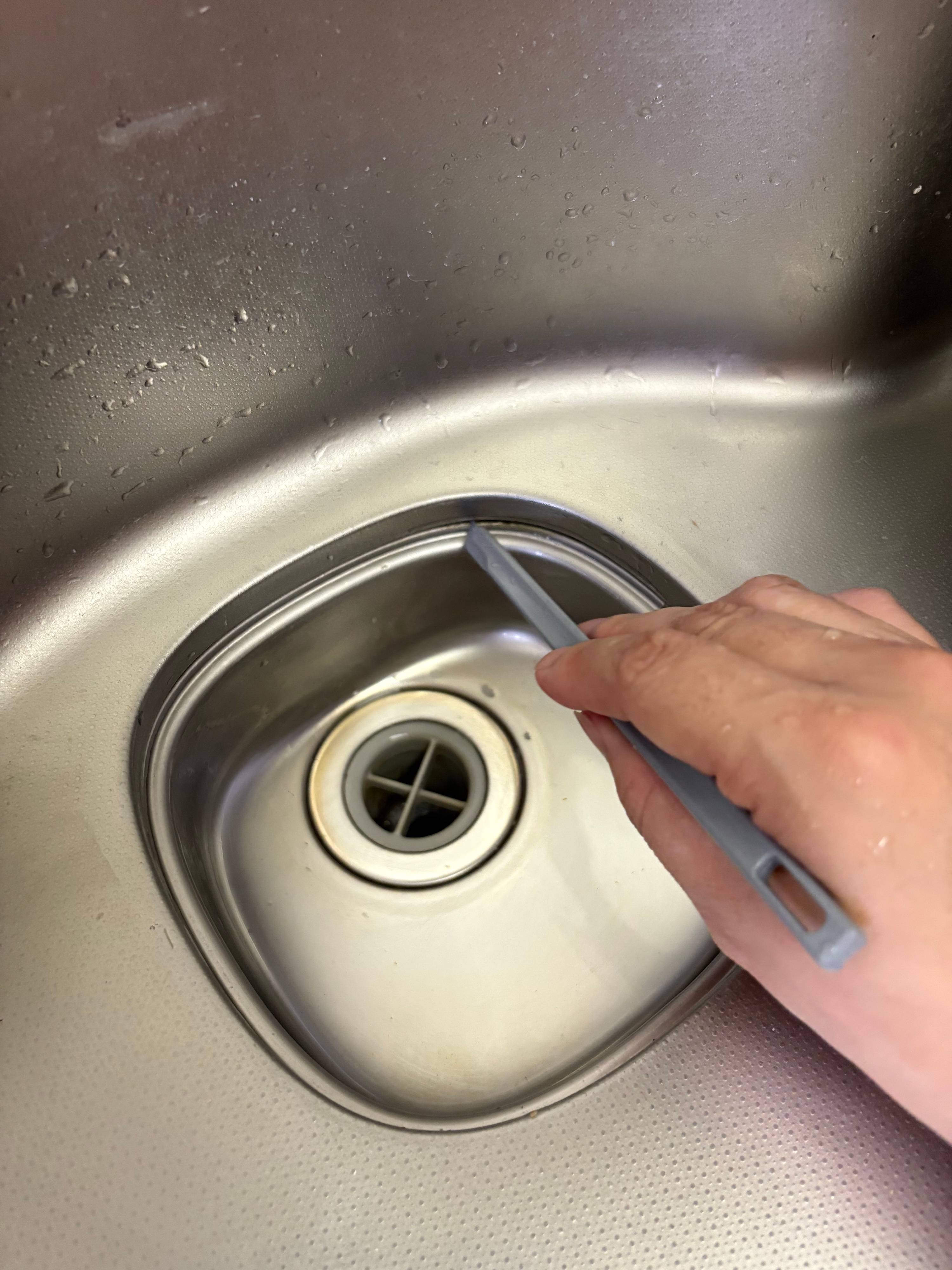 水回りのカンペキ掃除は洗剤に頼るじゃなくコレで解決！セリアのピンポイントお掃除ヘラ