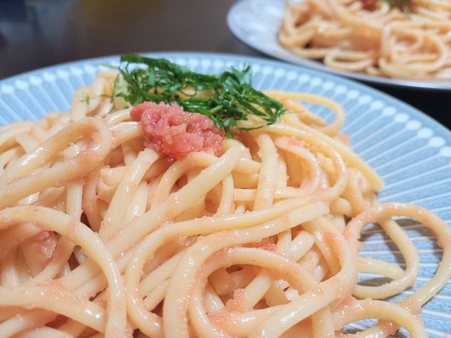 一度食べたらふつうの明太パスタに戻れなくなるかも…！入れるとやみつきになる調味料とは？