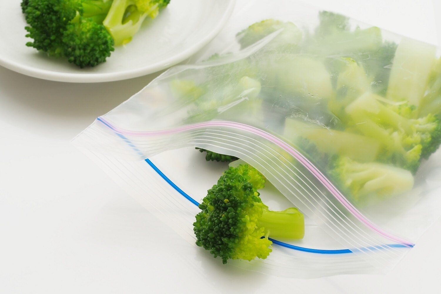 【管理栄養士解説】冷凍保存に向かない身近なNG食品とは？「冷凍保存」で食材の消費・賞味期限が延びるワケを解説