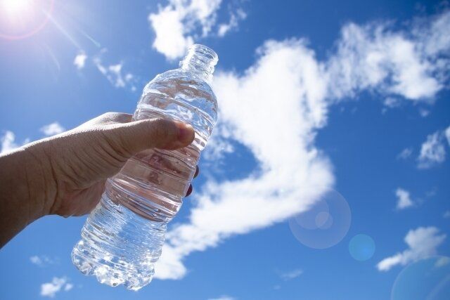 冷たい水を飲みすぎると熱中症対策にならないってホント？やりがちな間違いを気象予報士が解説