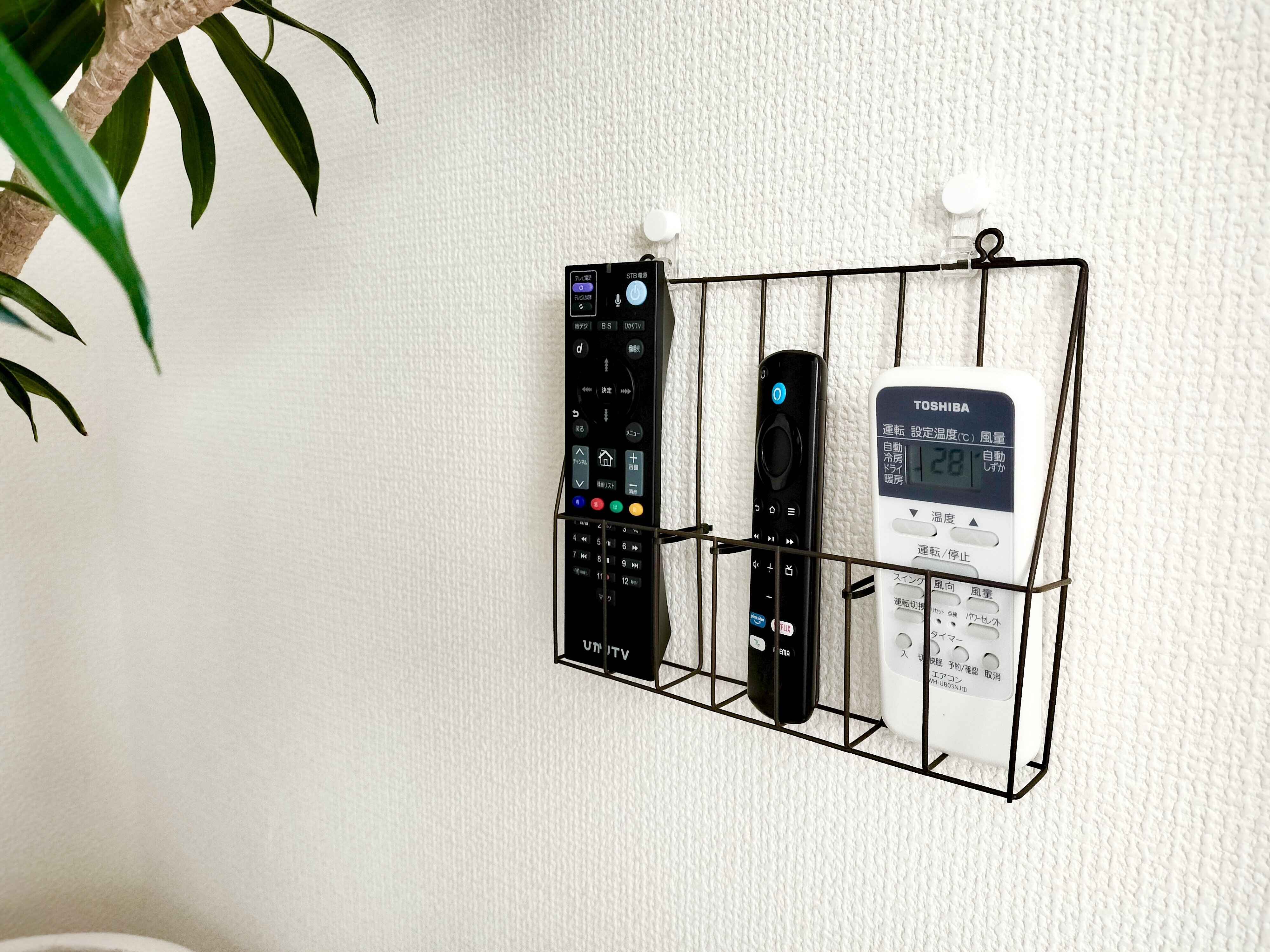 【セリア】リモコンの定位置管理に大活躍！たった1分でできるワイヤーレターラックの超簡単DIY！