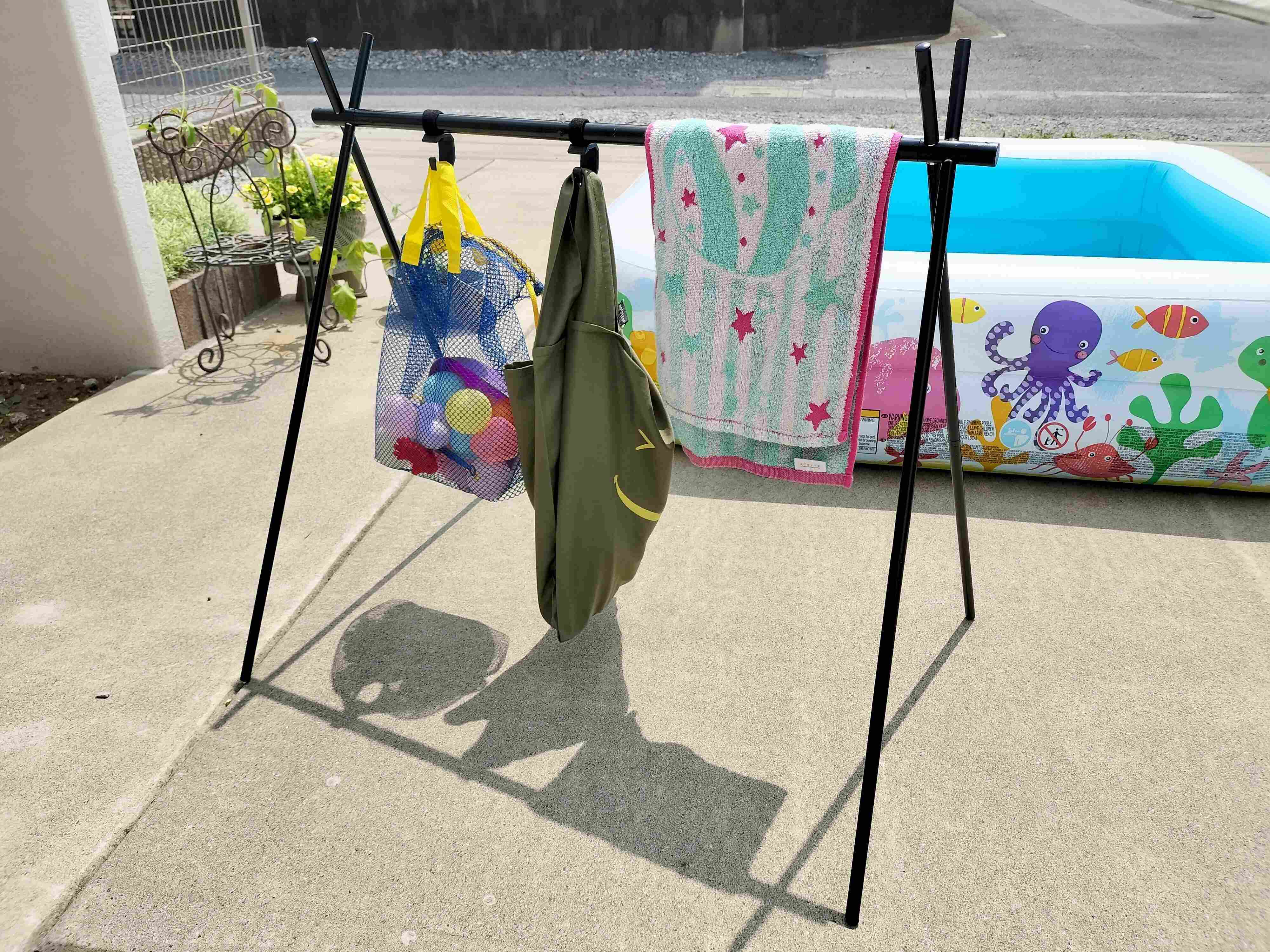 【ダイソー】ハンギングラックがおうちプールで大活躍！「それ取って！」がラクに叶う神アイテム