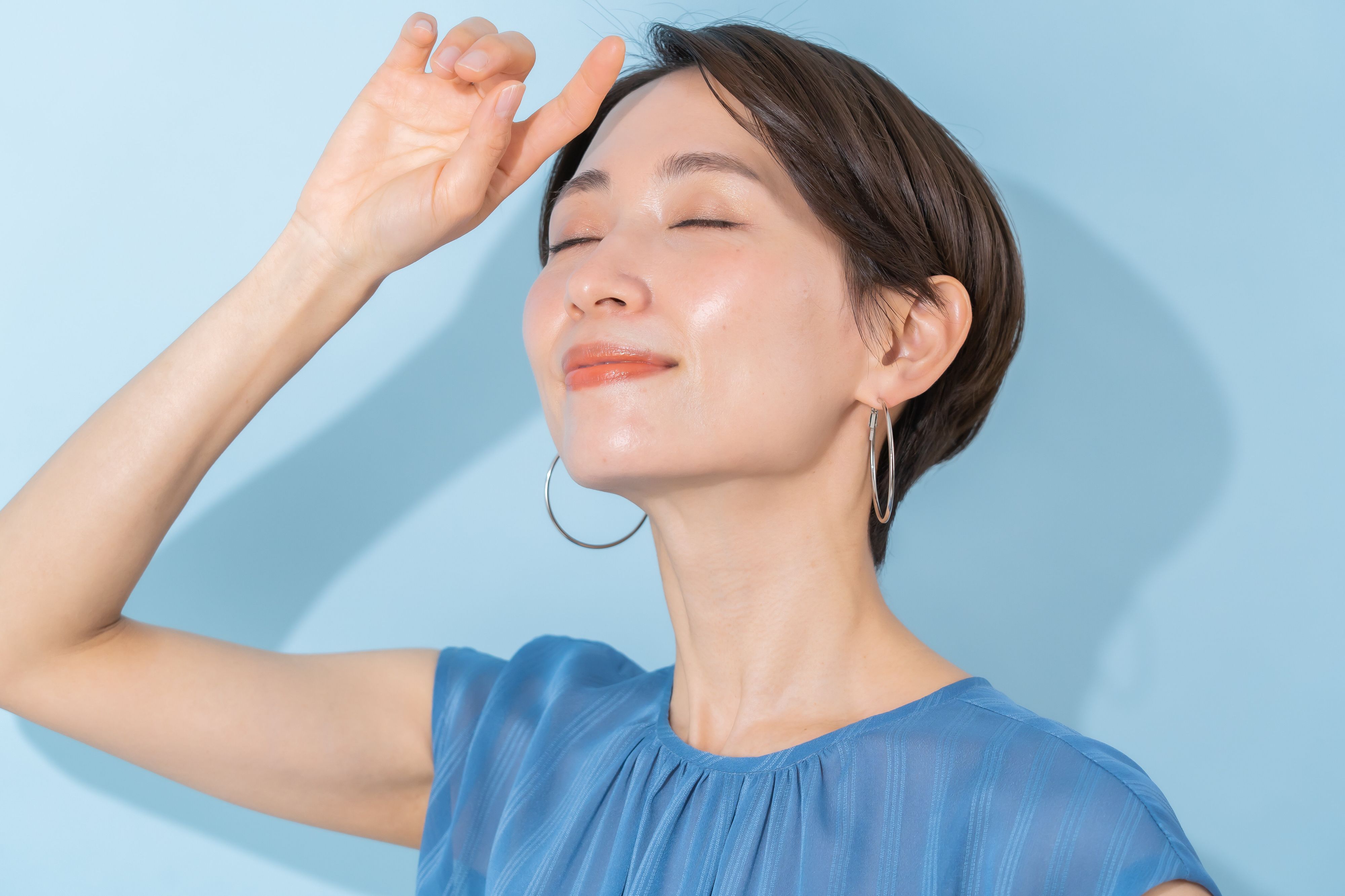 夏の肌の悩みシミ・くすみは、いつものケアに簡単ツボマッサージを追加するのが正解