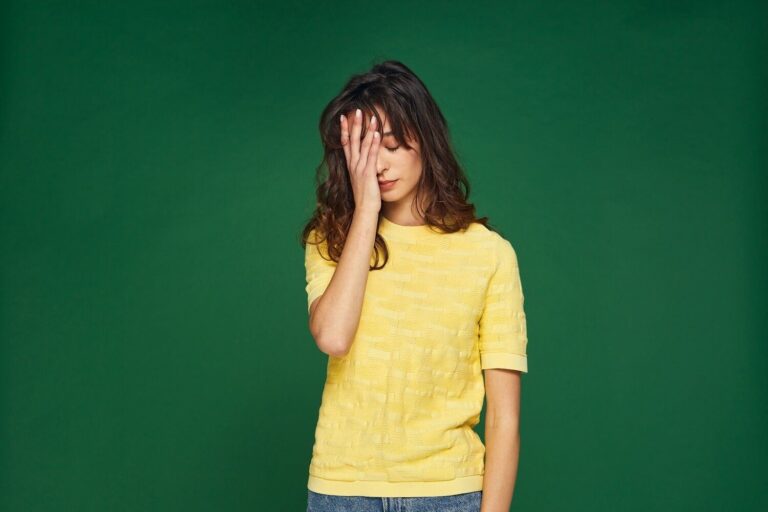 そろそろ見直さなきゃヤバイかも…なぜか古臭く見えてしまう40代コーデ