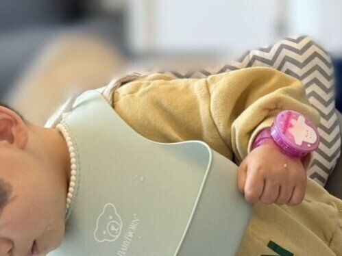 お掃除ロボットが気になるおばあちゃんと赤ちゃん「シンクロしている」2人のかわいい姿に3.7万いいね