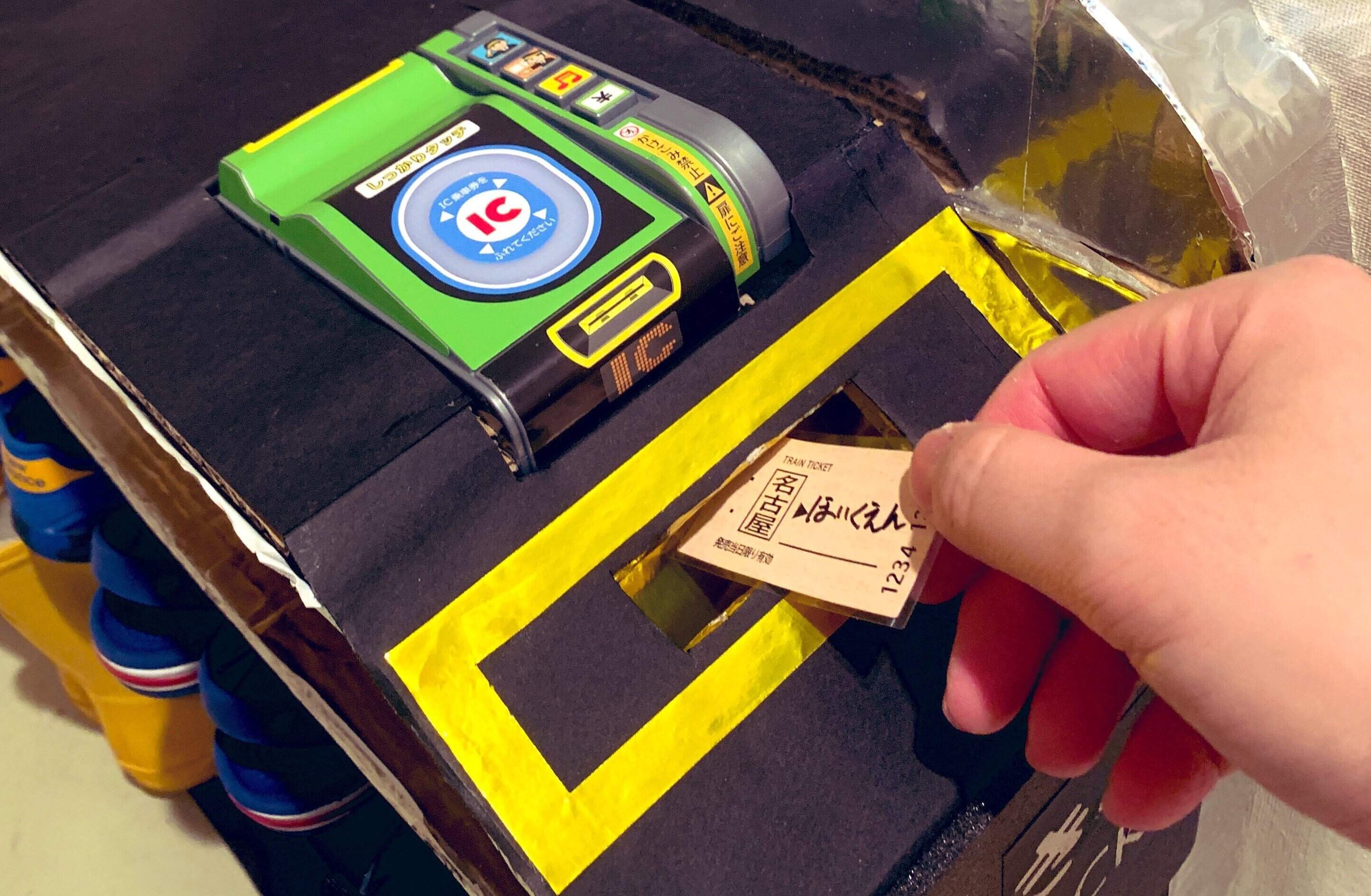 保育園に登園するのを渋る息子のために段ボールで作った“手作り改札”に感動！「夢と愛が詰まってますね」の声