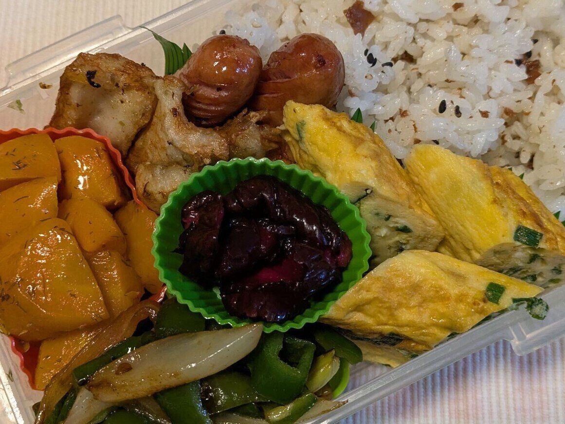 「どうしても写り込んでしまう」3.9万人がいいねした！お弁当の匂いに誘われるわんこの鼻先がかわいすぎる