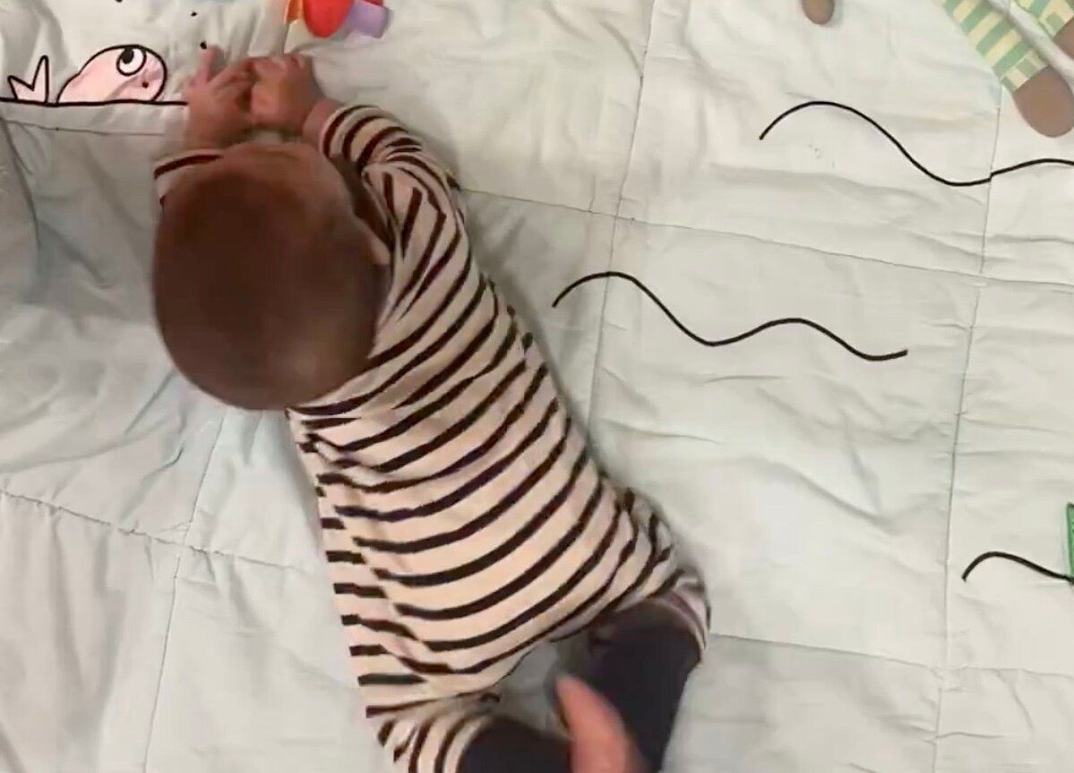 7カ月の赤ちゃんが寝転がったまま自力でロンパースを脱ぐ動画に、3.1万いいね!!器用すぎて「50回くらい再生しました」とリピする人続出！