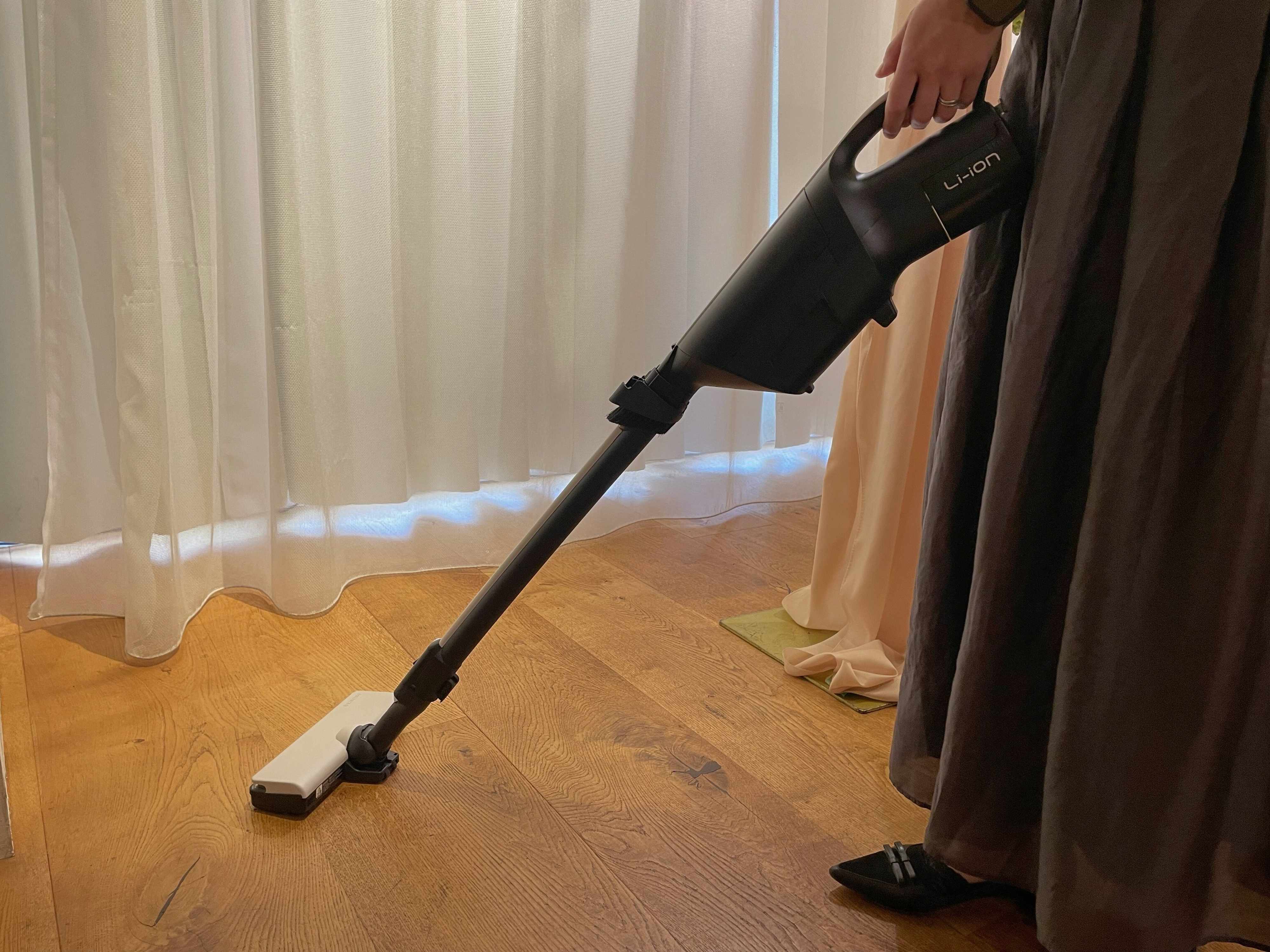 重い！面倒…がラクにかわる！紙パック式スティック掃除機がここまで進化