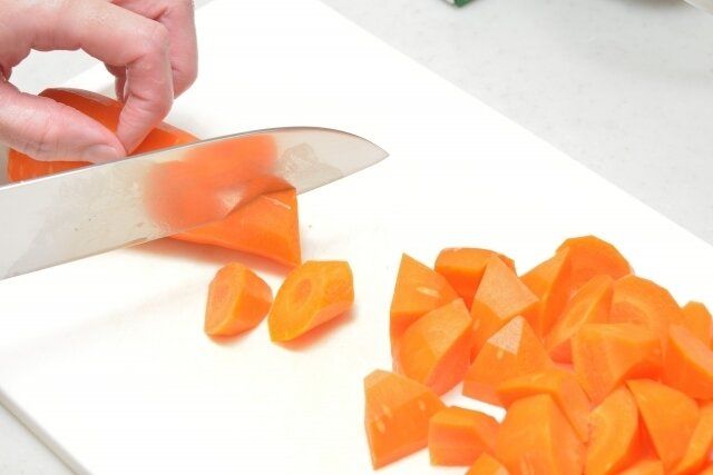 じつは間違えている人が多い!?野菜の「乱切り」は乱雑に切るわけじゃない！切りかたのコツと目的を野菜ソムリエが解説