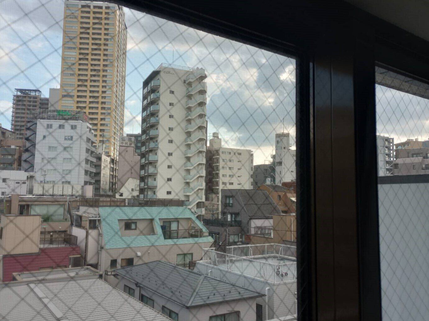 【台風防災】暴風対策で「窓ガラスに養生テープ」は意味ない？意外なNGも…防災士が解説