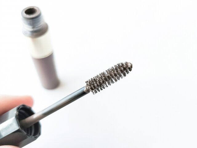 濃い眉さん必見！眉毛の脱色で垢抜け＆時短メイクが叶う