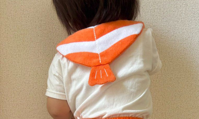 1歳娘の「エビギャル姿」が可愛すぎると話題に！エビグッズを身に着けた娘の後ろ姿に5.2千件いいね