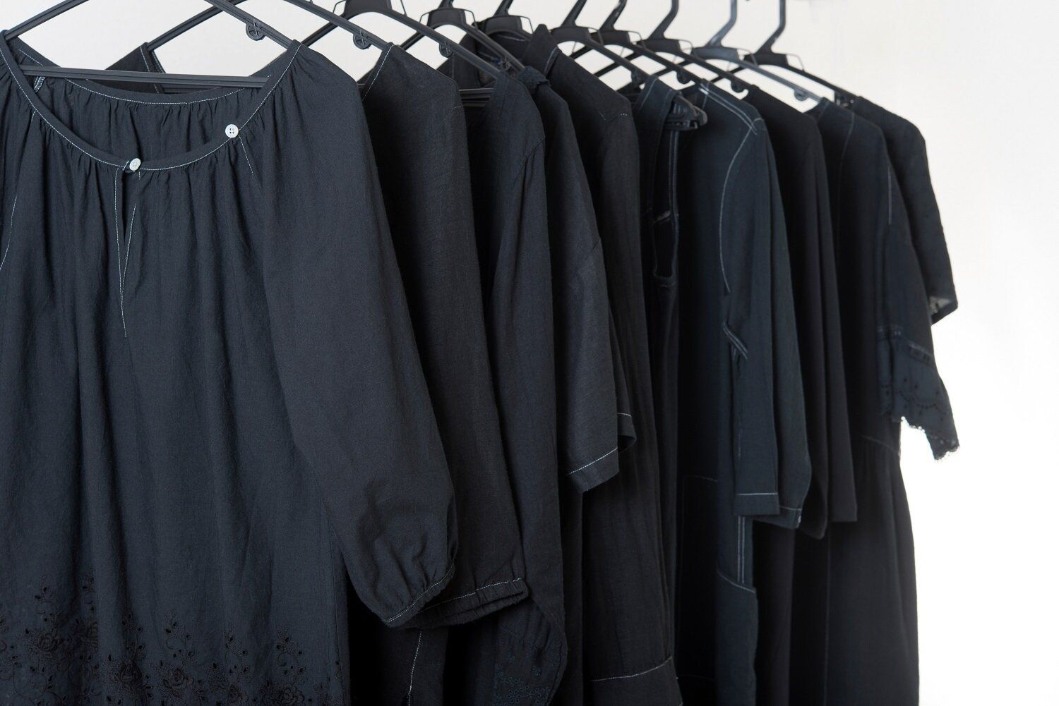 一歩間違えるとダサいおばさんに！40代が黒い服を着るときに気を付けることは？