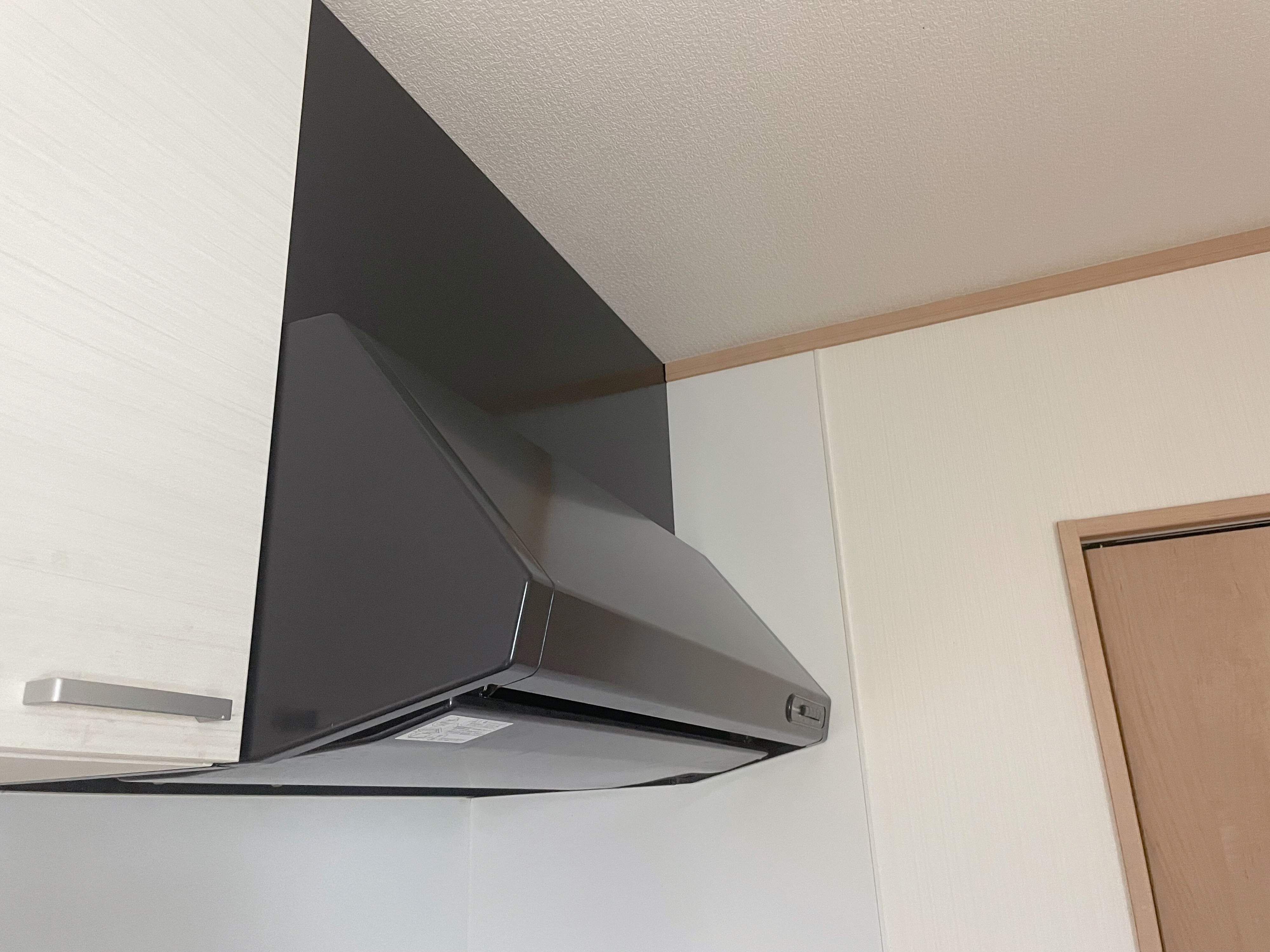 あえてキッチンで洗わない！目からウロコな「レンジフード部材」の効率的な掃除方法