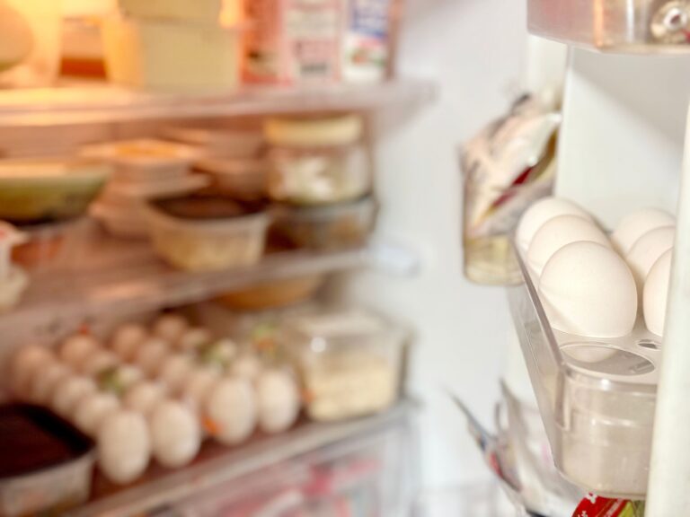 【管理栄養士解説】賞味期限切れはいつまで食べても大丈夫？食べられるかどうかのポイントも紹介