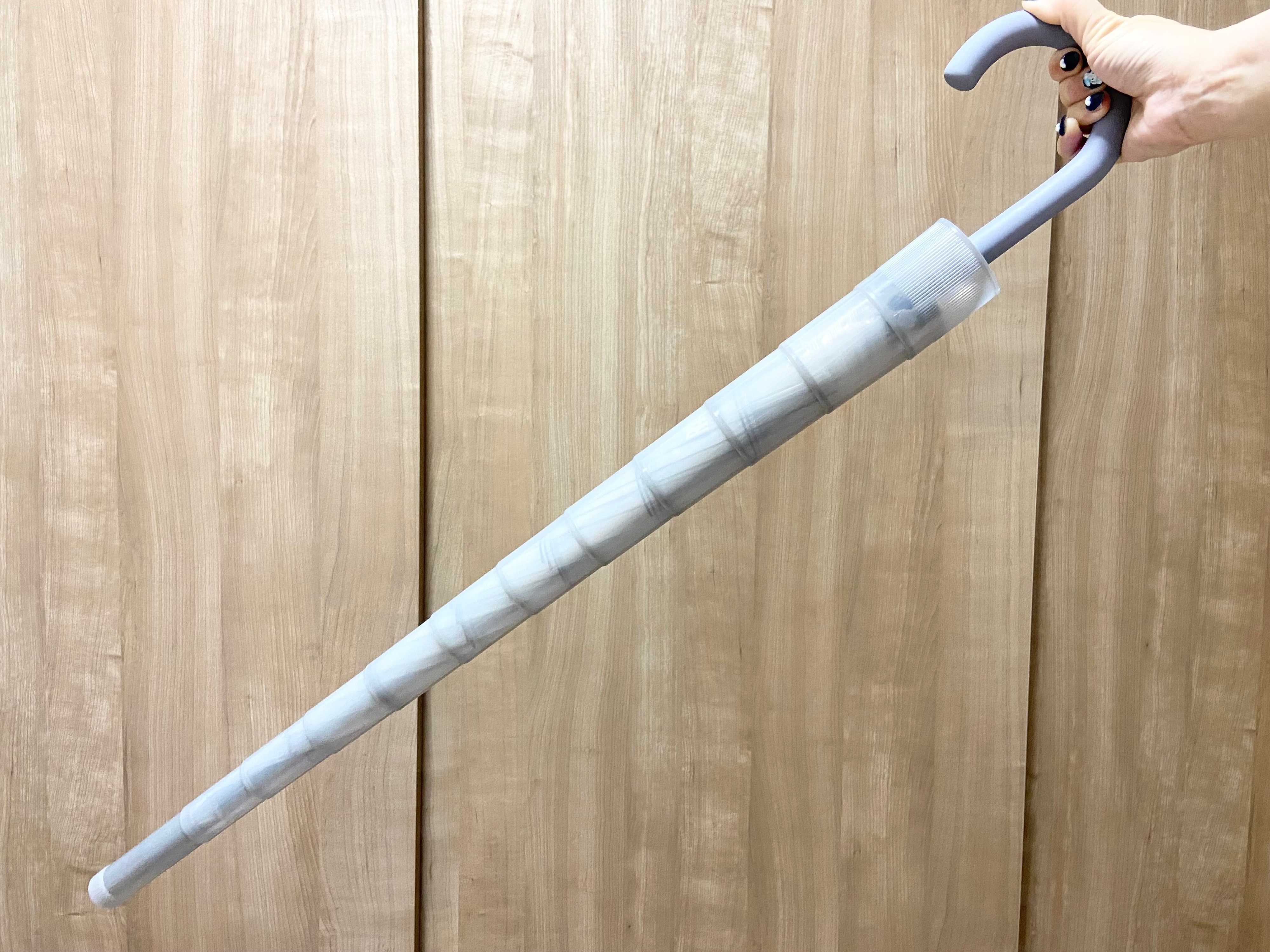 【実店舗限定販売】持ち歩きに革命！3COINSの「スライドキャップカバー付きビニール傘」が優秀