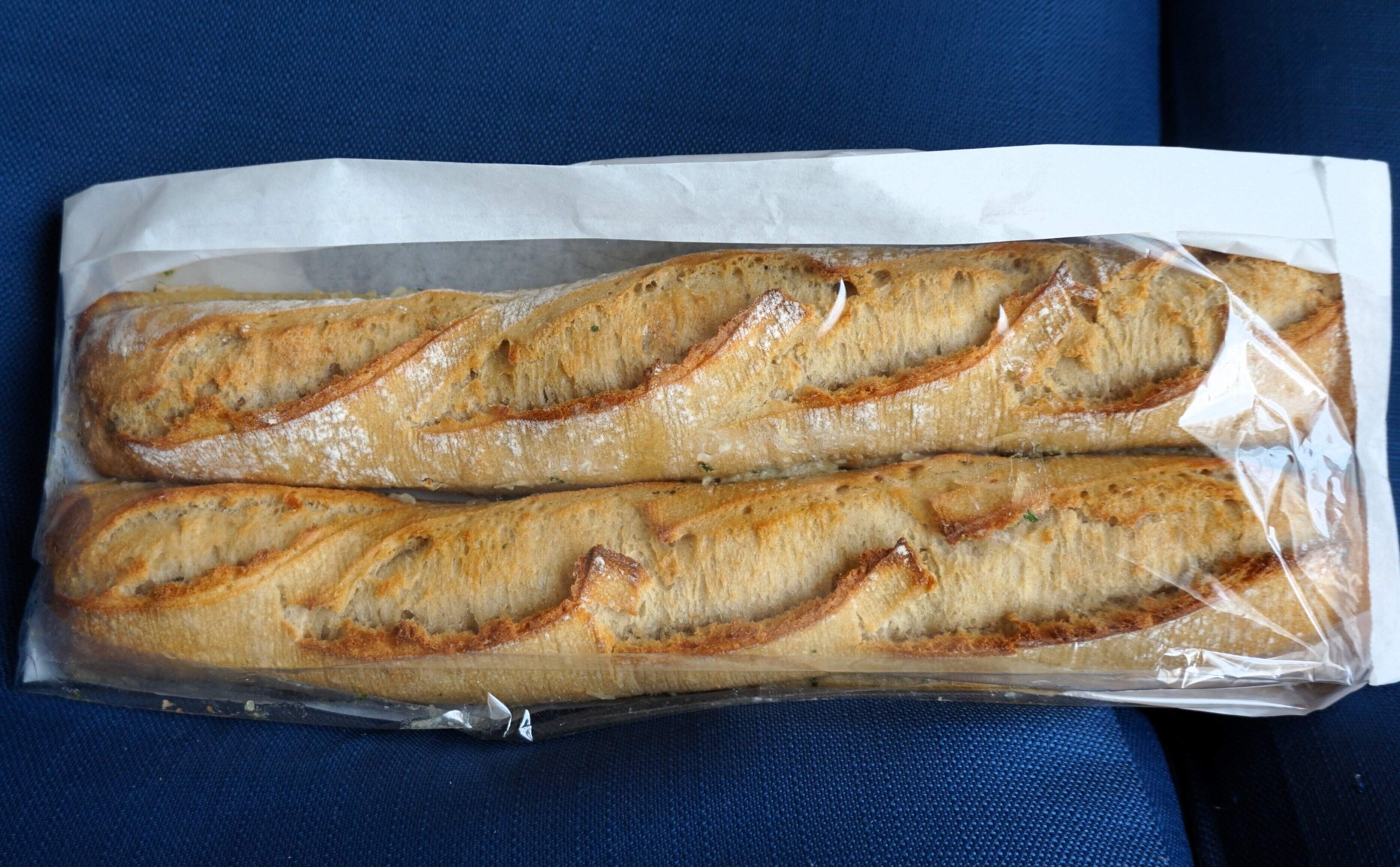 【コストコ】見つけたらラッキー！1本399円の「ガーリックバケット」が濃厚でおいしい