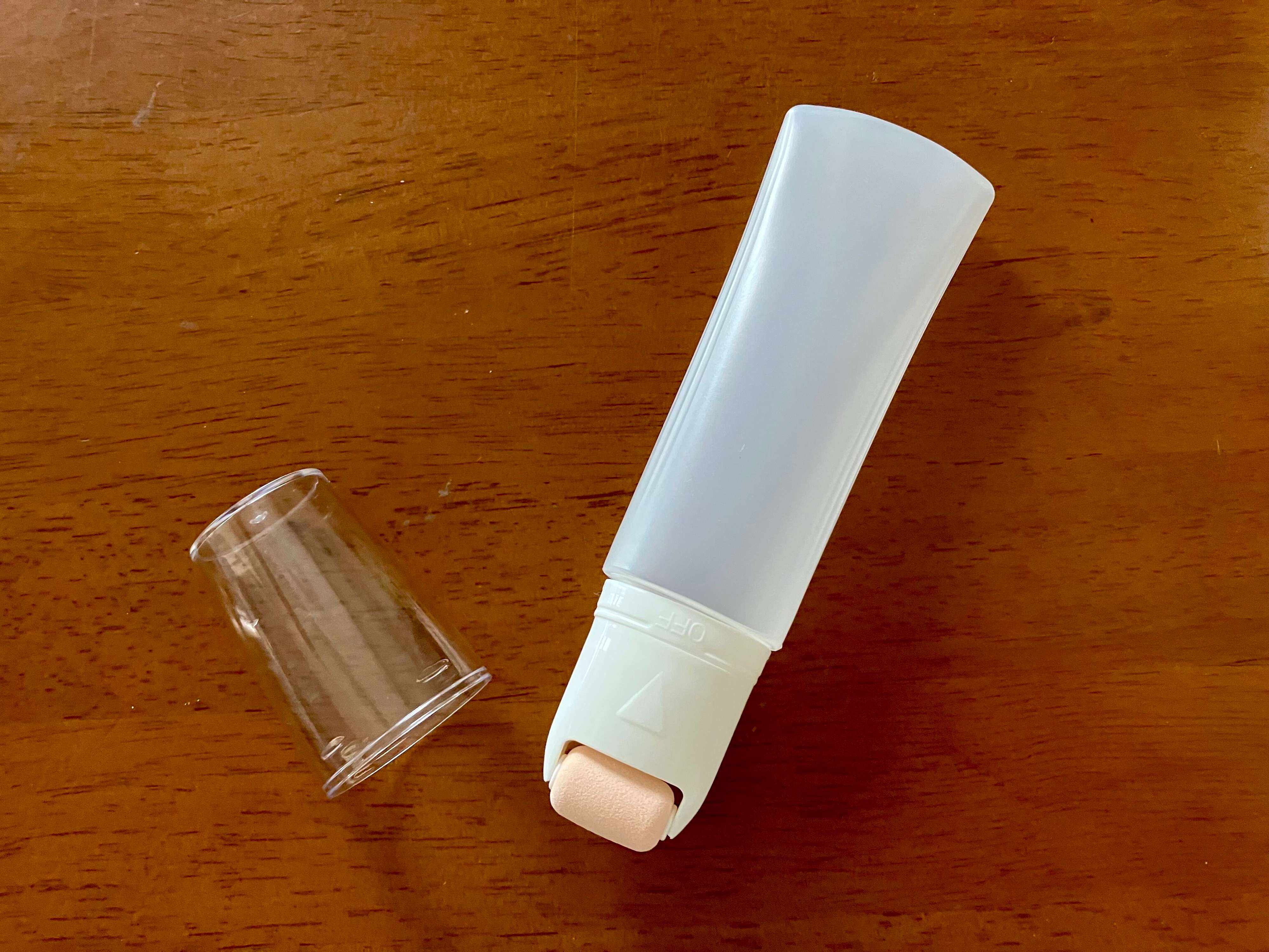 【ダイソー】神アイテムと話題沸騰！手を汚さずにファンデや日焼け止めが塗れちゃう便利グッズ