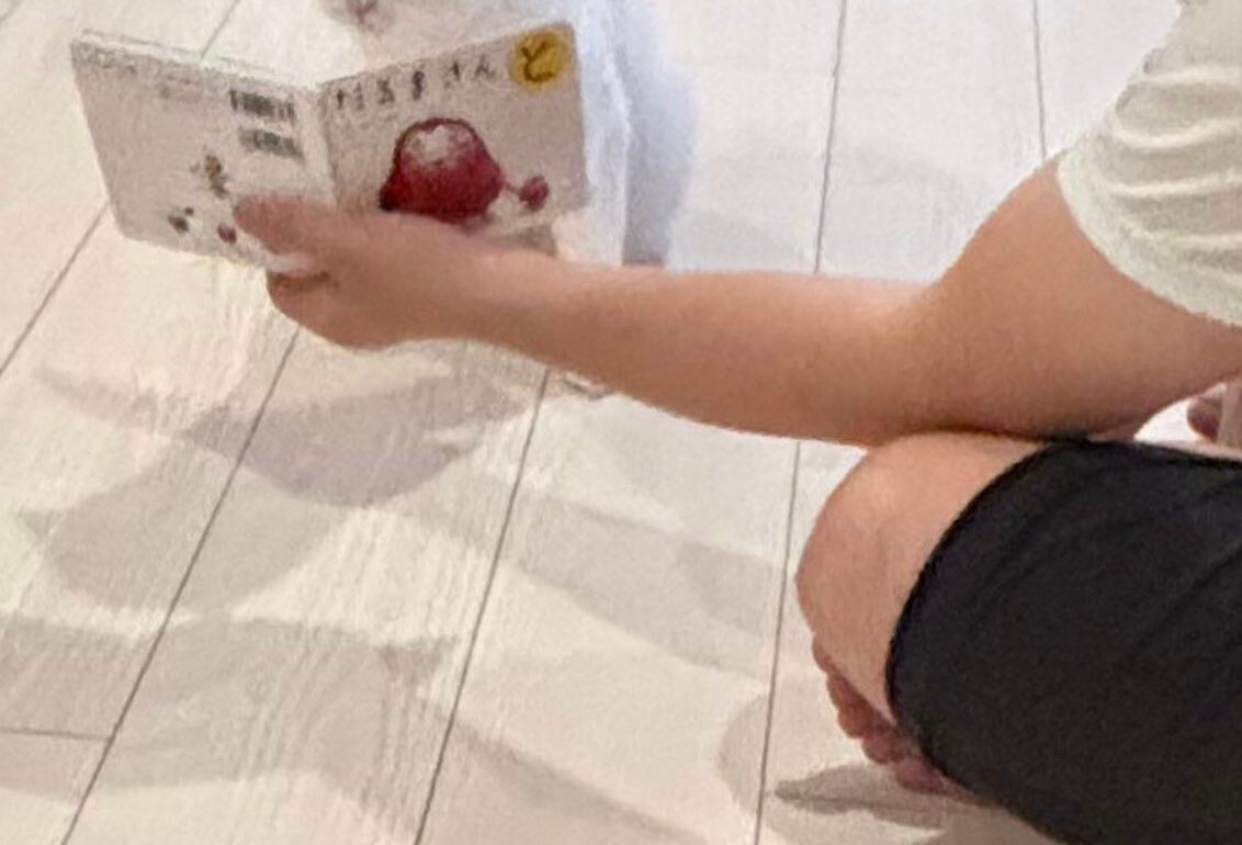 子どもたちに絵本を読んでいたはずの夫が突然、愛猫に読み聞かせ!?「ニャルほど〜」と真剣な顔で聞くにゃんこに1.4万件のいいね