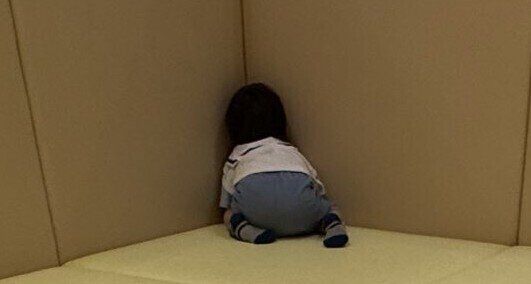 丸見えすぎる3歳息子のかくれんぼがかわいいと話題に！「幸せいただきました」「頭隠して尻隠さず」の声と21.3万件いいね