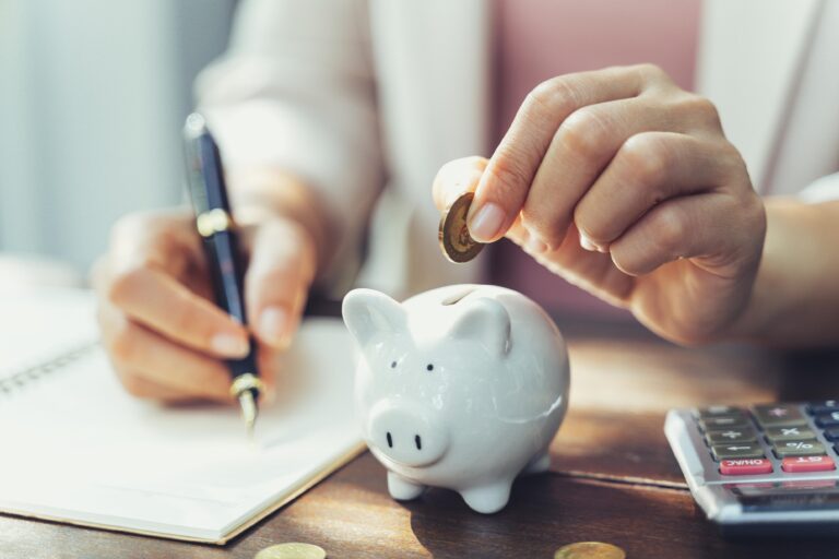 「あればあるだけ使ってしまう」から脱却するための4ステップとは【お金の専門家が解説】