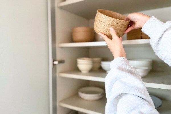 「食器棚パンパン問題」を解決しよう！「使ってないのにしまいっぱなし」な食器を見直すコツと手放す基準