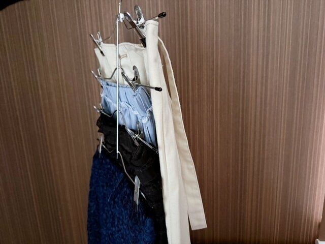 【3COINS】お悩み解決。かさばらず、すっきり収納！4連スカートハンガーが超便利