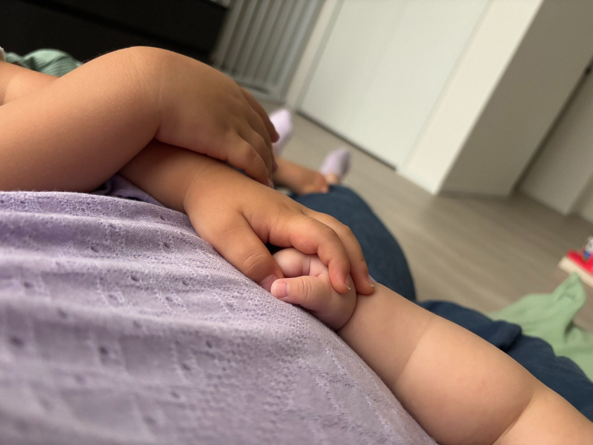 「幸せですが、動けません!!」両側からママにくっついて眠る年子兄弟にホッコリ。「幸せすぎる絵」の声